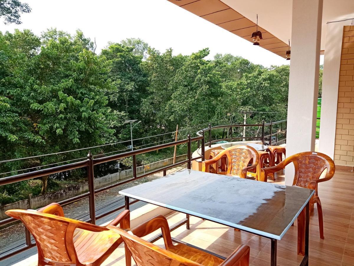 Hotel Rhinoceros-Homestay Sauraha Zewnętrze zdjęcie